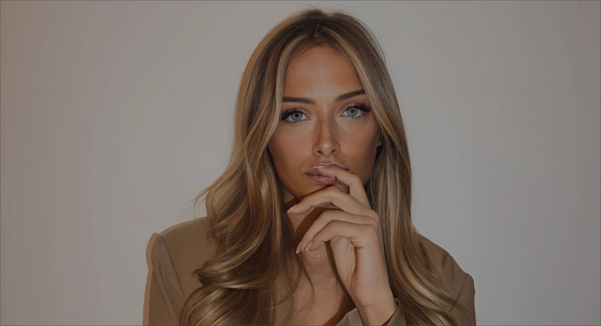 Discover our ultra thin<br>
Genius Invisible Wefts and Keratin Bondings